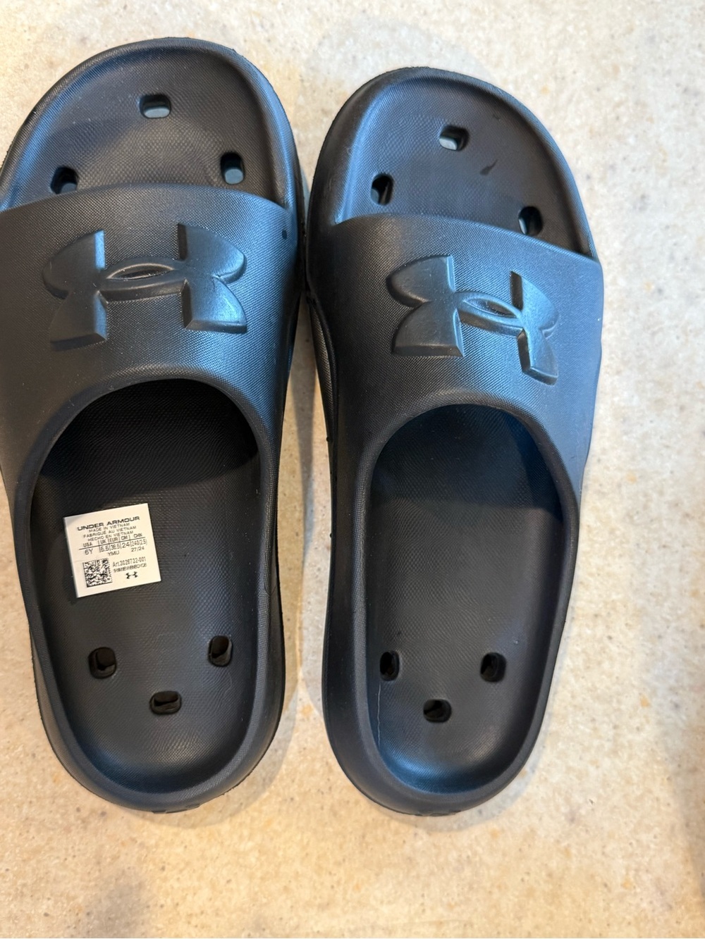 Boys under armour slides size 6Y